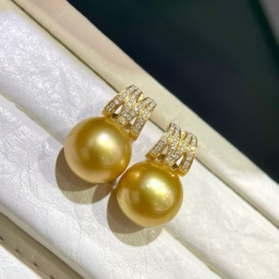 Natural gold pearl earrings, 925 silver, M letter, Edison style rich gold pearl stud earrings, luxurious and high-end, with an ins fashion trend