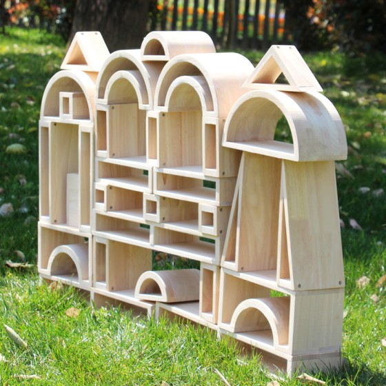 Outdoor construction of 58 large hollow building blocks for children to assemble and think creatively. Wooden-colored hollow building blocks for children to build with